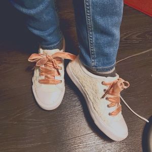 G by GUESS embroidery shoes/velvet shoelaces